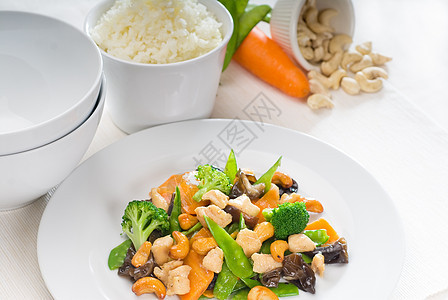 鸡肉和蔬菜红色盘子午餐白色胡椒食物油炸豆子健康绿色图片