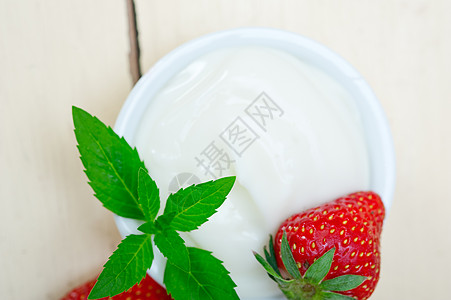 希腊有机酸奶和草莓饮食甜点牛奶勺子奶制品早餐叶子宏观薄荷小吃图片