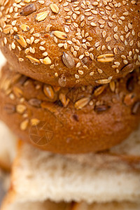 有机面包在生锈的桌子上方种子燕麦小麦向日葵面粉早餐产品生活包子粮食图片