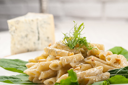 意大利通心粉戈贡佐拉和松子硬粒坚果蔬菜羊乳干酪奶油松树食物产品午餐图片