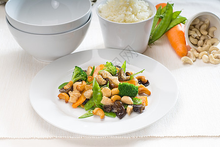 鸡肉和蔬菜美食食物腰果午餐胡椒绿色红色豆子盘子洋葱图片