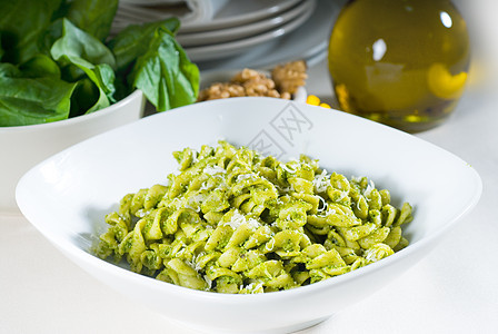 意大利意大利面粉和害虫松子盘子香料美味美食香蒜食物餐厅草本植物午餐图片