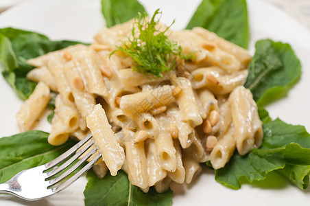 意大利通心粉戈贡佐拉和松子奶油蔬菜菠菜坚果食物草药产品硬粒午餐蓝色图片