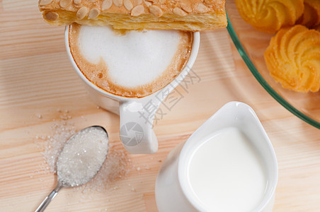 新鲜早餐咖啡和糕点液体饼干杯子食物糖果奶油飞碟甜点咖啡店牛奶图片
