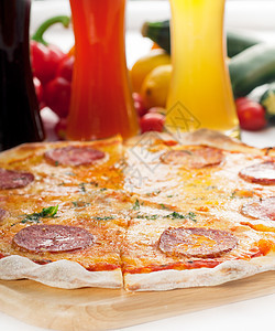 意大利原薄薄壳辣椒皮披萨白色香肠圆形午餐绿色健康蔬菜红色食物圆圈图片