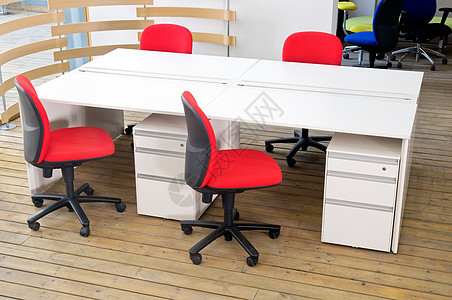 办公桌和红色椅子红椅蓝色扶手椅木头白色质量经理监视器职场桌子导演图片