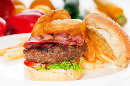 经典汉堡三明治和薯条牛肉蔬菜种子芝麻包子熏肉营养小吃美食午餐图片