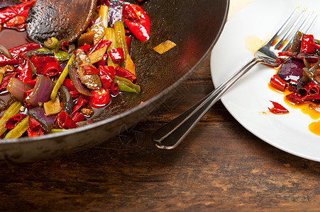 炸辣椒和烤锅上的蔬菜炒锅食物盘子平底锅木头宏观营养胡椒白菜洋葱图片