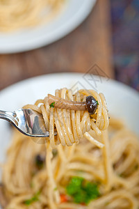 意大利面食和蘑菇酱蔬菜午餐营养养分食物盘子木头辣椒胡椒餐厅图片