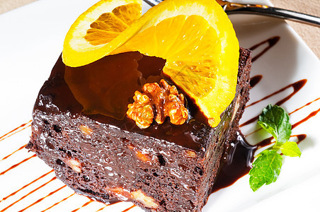 巧克力和胡桃蛋糕美食坚果奶油橙子蛋糕叶子配料正方形小吃核桃图片