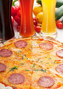 意大利原薄薄壳辣椒皮披萨香肠食物白色健康圆形餐厅脆皮啤酒营养蔬菜图片
