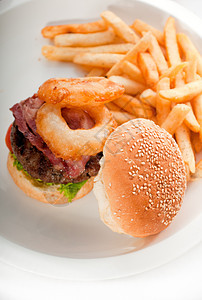经典汉堡三明治和薯条垃圾芝麻包子食物面包蔬菜小吃熏肉土豆洋葱图片