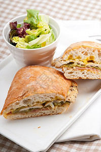 意大利意大利番尼三明治鸡肉饼美食面包午餐叶子小吃家禽桌子胡椒蔬菜沙拉图片