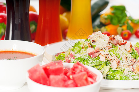 新鲜caesar沙拉服务午餐营养调味品盘子长叶敷料美食宏观厨房图片