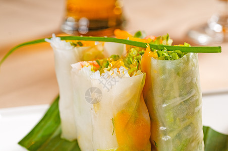 vietnames 风格夏季卷草本植物食物海鲜香菜沙拉辣椒黄瓜洋葱蔬菜美食图片