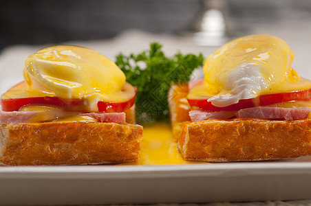 用番茄和火腿烤面包上的鸡蛋黄油配料美食食物盘子早餐韭菜宏观蛋黄烹饪图片
