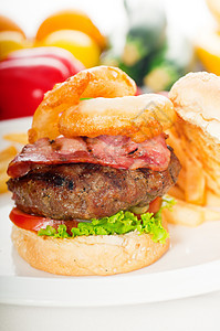 经典汉堡三明治和薯条小吃沙拉午餐营养种子芝麻面包土豆蔬菜牛肉图片