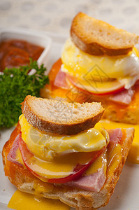 用番茄和火腿烤面包上的鸡蛋英语奶制品美食盘子面包脆皮蛋黄果汁食物韭菜图片
