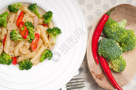 意大利面条加花椰菜和辣椒辣椒食物香料午餐草药蔬菜餐巾胡椒美食叶子营养图片