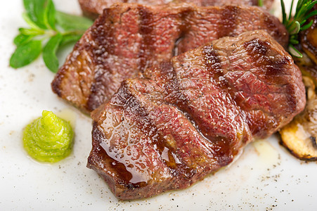 烧烤的神户米亚扎基牛肉沙拉香料奶牛食物鱼片午餐炙烤草药牛扒迷迭香图片