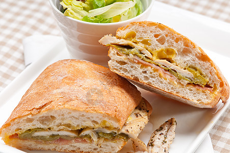 意大利意大利番尼三明治鸡肉饼熟食早餐食物宏观盘子小吃桌子蔬菜沙拉面包图片