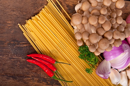 意大利意大利面食和蘑菇酱配料厨房香菜盘子辣椒养分午餐餐厅食物胡椒食谱图片