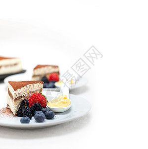 甜点加浆果和奶油蛋糕盘子可可美食小吃图层水果糕点巧克力粉末图片