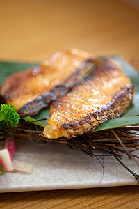 日式番茄烤鳕鱼营养炙烤香菜海鲜鱼片食物白鱼叶子餐厅宏观图片