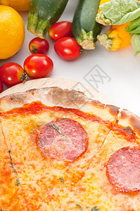 意大利原薄薄壳辣椒皮披萨美食蔬菜圆形绿色白色圆圈脆皮午餐小吃食物图片