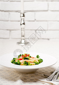 意大利面条加花椰菜和辣椒辣椒胡椒蔬菜香料餐巾叶子营养食物美食传统桌子图片