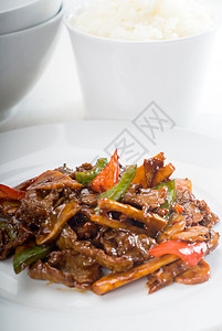 中国牛肉蔬菜和牛肉绿色黑色健康油炸竹子洋葱红色胡椒食物午餐图片