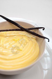 配有种子棒的香草果奶油白色厨房香草牛奶糕点餐厅小吃黄色漩涡甜点图片