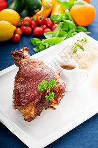 德国原BBQ猪肉指针土豆盘子叶子酸菜食物午餐用餐传统美食餐厅图片