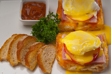 用番茄和火腿烤面包上的鸡蛋蛋黄烹饪奶制品英语午餐韭菜盘子脆皮宏观面包图片