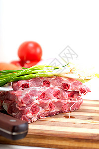 切新鲜猪肉肋排和蔬菜食谱杂货店市场味道猪肉草药工作室屠夫厨房美食图片