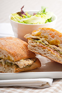 意大利意大利番尼三明治鸡肉饼美食盘子熟食面包饮食食物沙拉家禽叶子包子图片