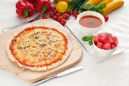 意大利原薄皮比萨食物白色脆皮营养小吃午餐健康蔬菜绿色圆圈图片
