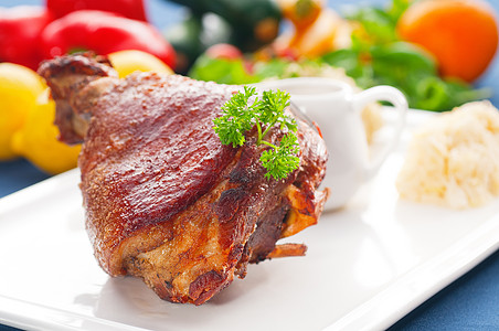 德国原BBQ猪肉指针油炸午餐关节盘子酸菜香菜美食用餐土豆蔬菜图片