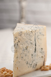 新鲜切干酪和松果牛奶美食木板奶制品模具羊乳菌类产品蓝色早餐图片