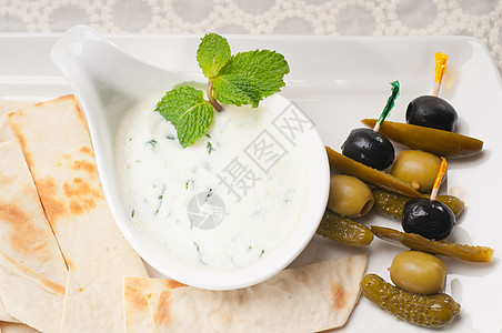 希腊语 Tzatziki 酸奶酱和皮塔面包奶油薄荷香料奶制品小吃盘子食物酸奶黄瓜午餐图片