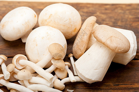 新鲜野生蘑菇桌子菌类团体荒野乡村宏观蔬菜木头营养厨房图片