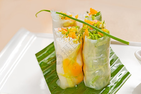 vietnames 风格夏季卷食物黄瓜饮食叶子海鲜蔬菜草本植物沙拉盘子香菜图片