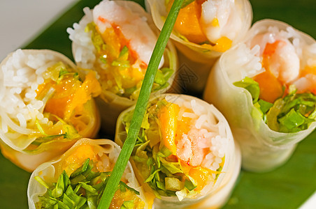 vietnames 风格夏季卷黄瓜沙拉草本植物洋葱海鲜蔬菜辣椒香菜食物盘子图片