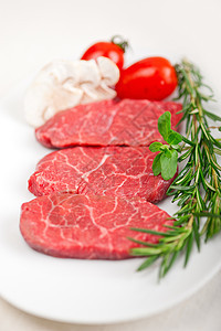 神户三扎基牛肉食物绿色大理石纹美食迷迭香盘子白色午餐用餐红色图片