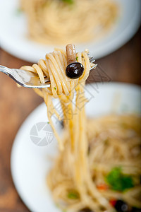 意大利面食和蘑菇酱木头香菜美食食谱厨房胡椒面条盘子午餐蔬菜图片