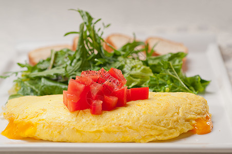 配番茄和沙拉的奶酪蛋奶蔬菜火腿食物宏观折叠早餐油炸午餐草本植物胡椒图片
