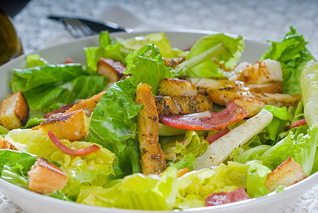 新鲜自制夏撒沙拉洋葱饮食莴苣餐厅蔬菜盘子宏观食物午餐熏肉图片