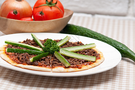 土耳其牛肉比萨饼 黄瓜在上面小吃美食面包食物照片饮食三角形营养香菜图片