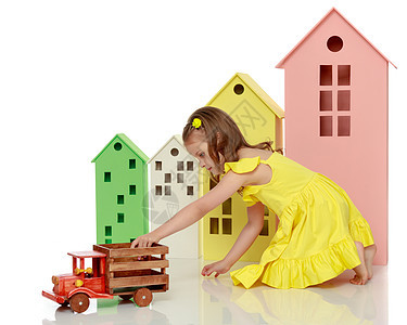 小女孩在玩木制汽车棕色火车窗户游戏姐姐积木铁路乐趣头发苗圃图片