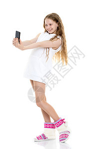 可爱的小女孩做自拍女孩微笑女性童年青年家庭照片电话快乐乐趣背景图片